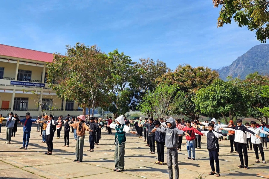 Không có nhà đa năng, không có sân chơi, các hoạt động giáo dục toàn diện tổ chức ngoài trời.