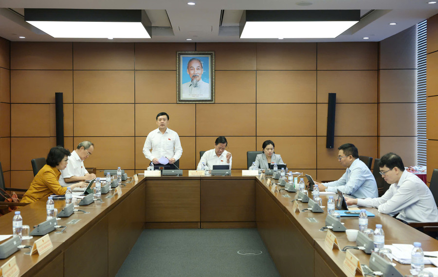 Các đại biểu Quốc hội thảo luận ở tổ chiều 20/6.