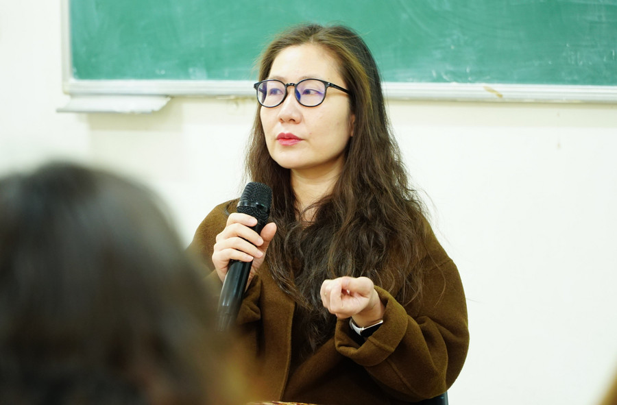 Biên kịch Trịnh Khánh Hà trò chuyện cùng sinh viên Khoa Điện ảnh và Nghệ thuật đại chúng (Trường Đại học Khoa học Xã hội & Nhân văn Hà Nội). Ảnh: Bình Thanh. nghe-bien-kich1.jpg