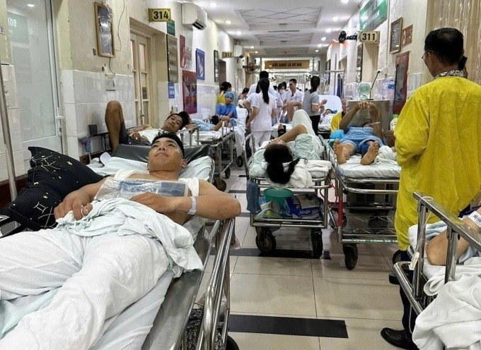 Bệnh nhân nằm trên cáng kín hành lang Bệnh viện Việt Đức, ngày 10/9/2024. Ảnh: INT