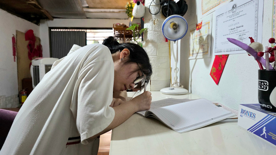 Nguyễn Khánh Ly trong đêm ôn luyện cuối cùng trước khi bước vào kỳ thi tốt nghiệp THPT 2025. thi-sinh-khiem-thi-1.jpg