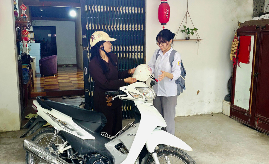 Mẹ con Khánh Ly rời nhà đến trường thi.