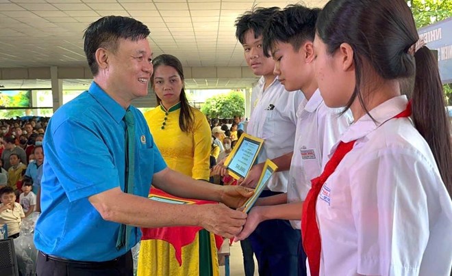 Một công ty giày ở Đồng Nai có hơn 9.000 con công nhân học giỏi