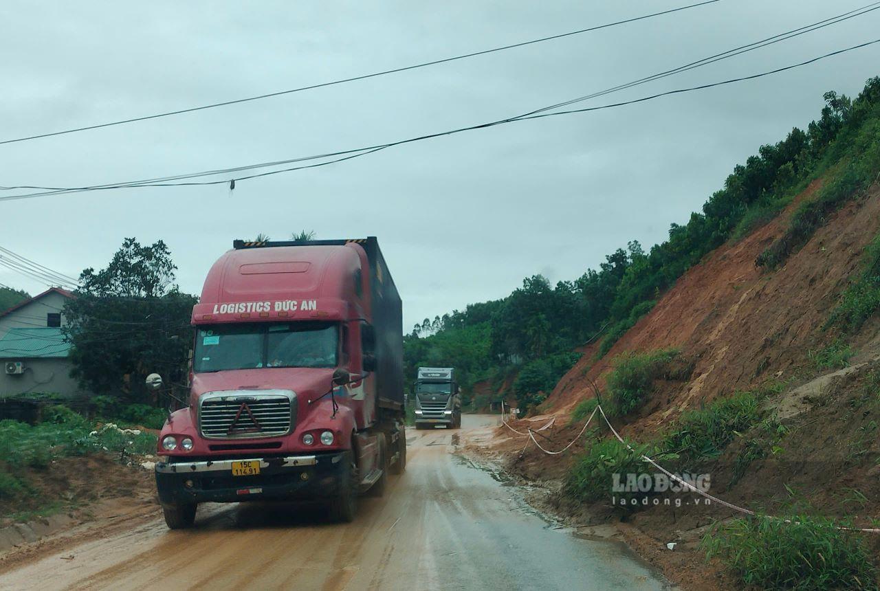 Đường Quốc lộ 70 hiện tiềm ẩn nguy cơ mất an toàn giao thông do có nhiều điểm sạt lở, nguy cơ sạt lở cao chưa được xử lý. Ảnh: Văn Đức.