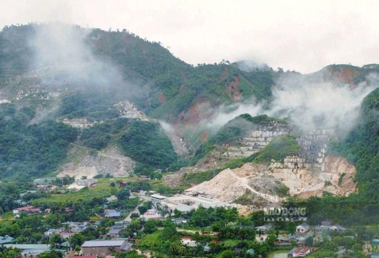 Một ngọn đồi tại khu vực thị trấn Yên Thế, huyện Lục Yên xuất hiện chi chít vết nứt gãy sau mưa lớn, nguy cơ sạt lở rất cao. Ảnh: Văn Đức.