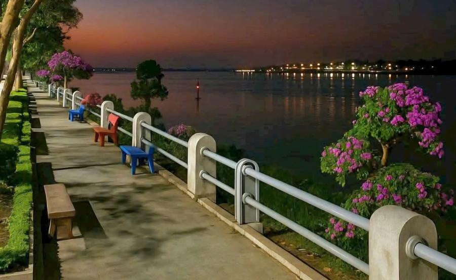 Dòng Tân Châu (An Giang) về đêm. Ảnh: Trương Kỉnh Nhơn.