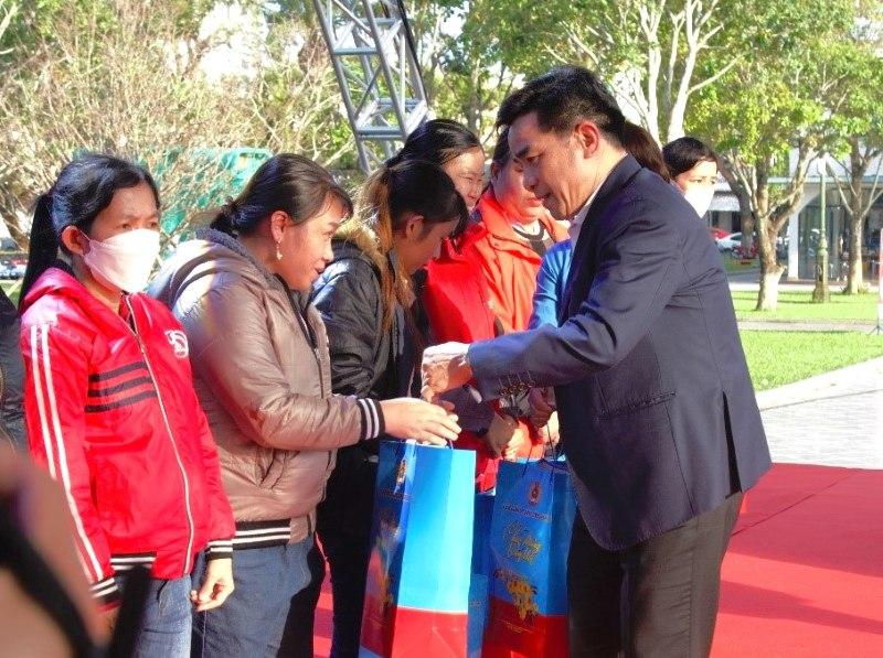 Chủ tịch UBND tỉnh Quảng Nam thăm tặng quà, công nhân lao động. Ảnh: Trường An