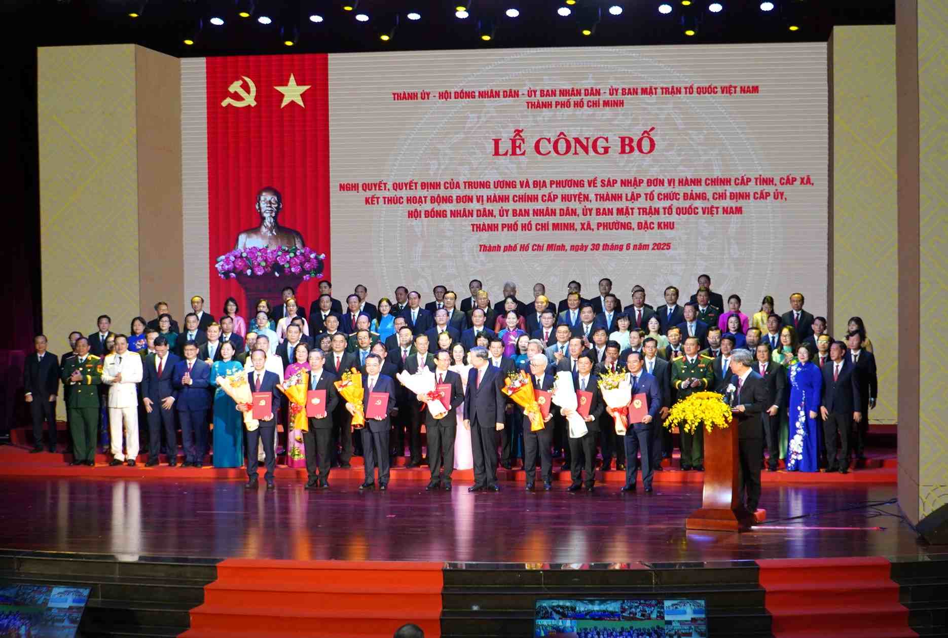Công bố quyết định bộ máy lãnh đạo TPHCM mới.  Ảnh: Minh Quân