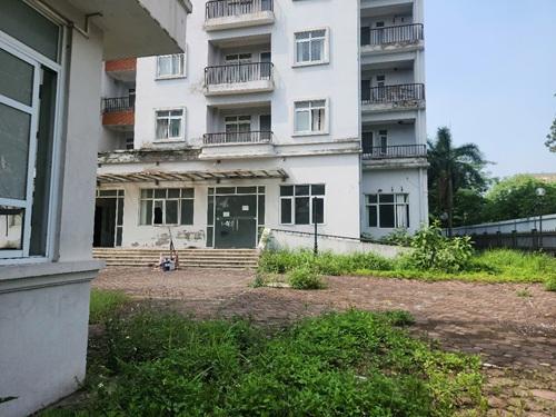 Khu nhà chung cư tại Bắc Từ Liêm bỏ hoang nhiều năm lãng phí, gây bức xúc cho người dân. Ảnh: Minh Hạnh