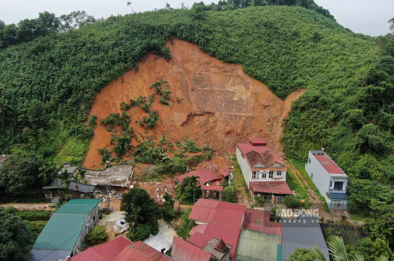 Một số hộ dân sống gần khu vực có nguy cơ sạt lở này đã di dời đến nơi khác để đảm bảo an toàn. Ảnh: Văn Đức.