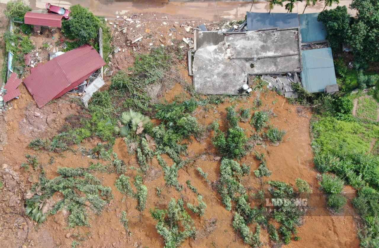 Hiện trường vụ sạt lở còn lại đống đổ nát, đất đá vùi lấp hoàn toàn 2 căn nhà, một căn nhà bị hư hỏng nặng. Ảnh: Văn Đức.