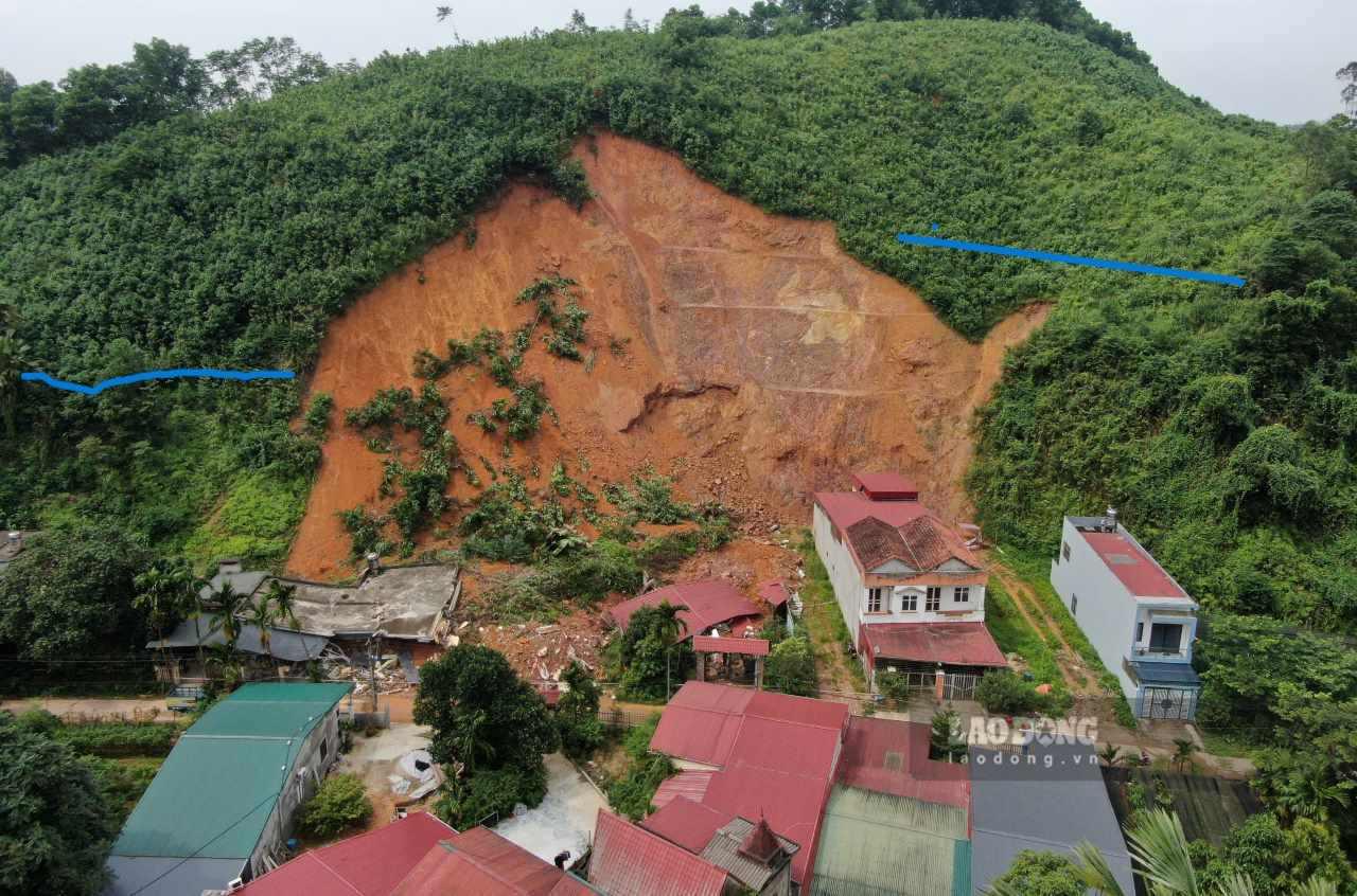 Khu vực này vẫn đang xuất hiện nhiều vết nứt nguy cơ sạt lở. Ảnh: Văn Đức.