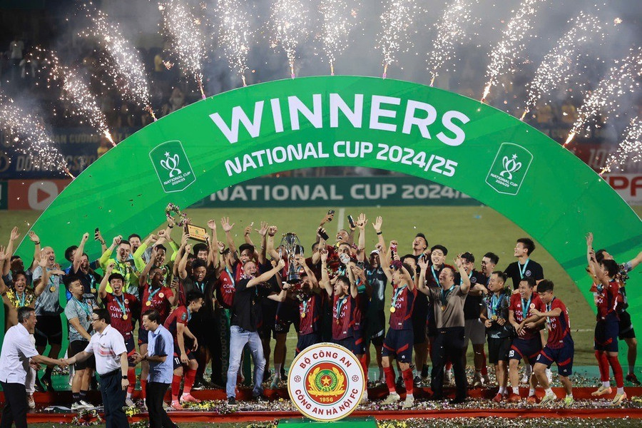 HLV Mano Polking đã có danh hiệu cấp CLB đầu tiên và có được cùng Công an Hà Nội. polking.jpg