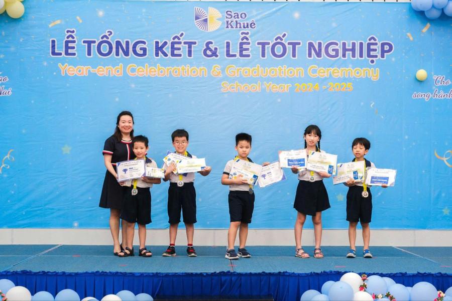 Cô Duy Khuê cùng các em học sinh trường Sao Khuê trong ngày tổng kết năm học.