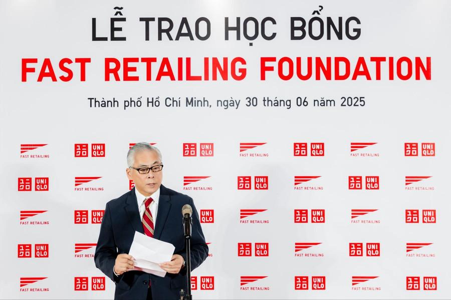 'Công ty mẹ' của UNIQLO trao học bổng toàn phần cho 12 em học sinh THPT