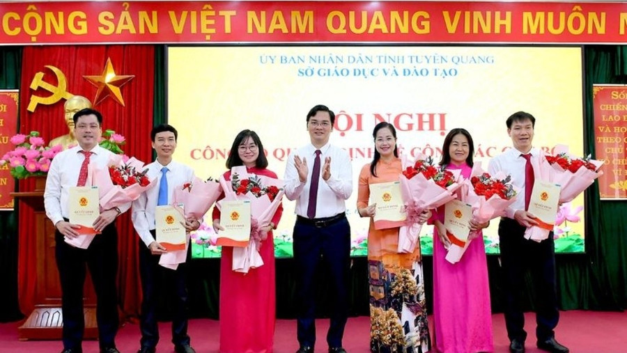 Giám đốc Sở GD&ĐT Tuyên Quang Vũ Đình Hưng trao quyết định cho Chánh Văn phòng và các trưởng phòng chuyên môn. (Ảnh: Huy Hoàng)