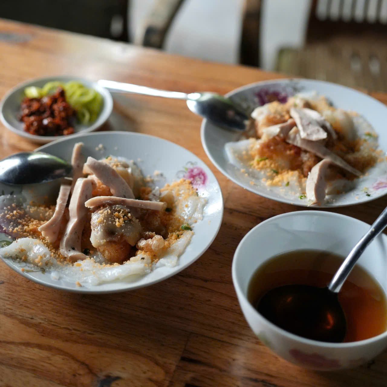 Đĩa bánh thập cẩm tại quán O Lan có giá 15.000 đồng/ đĩa. Ảnh: Nhật Mai