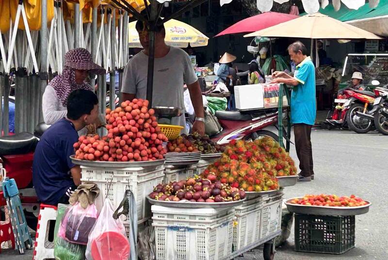 Nhiều loại trái cây vào mùa được bày bán ở các chợ truyền thống TPHCM với mức giá rẻ. Ảnh: Hạ Mây