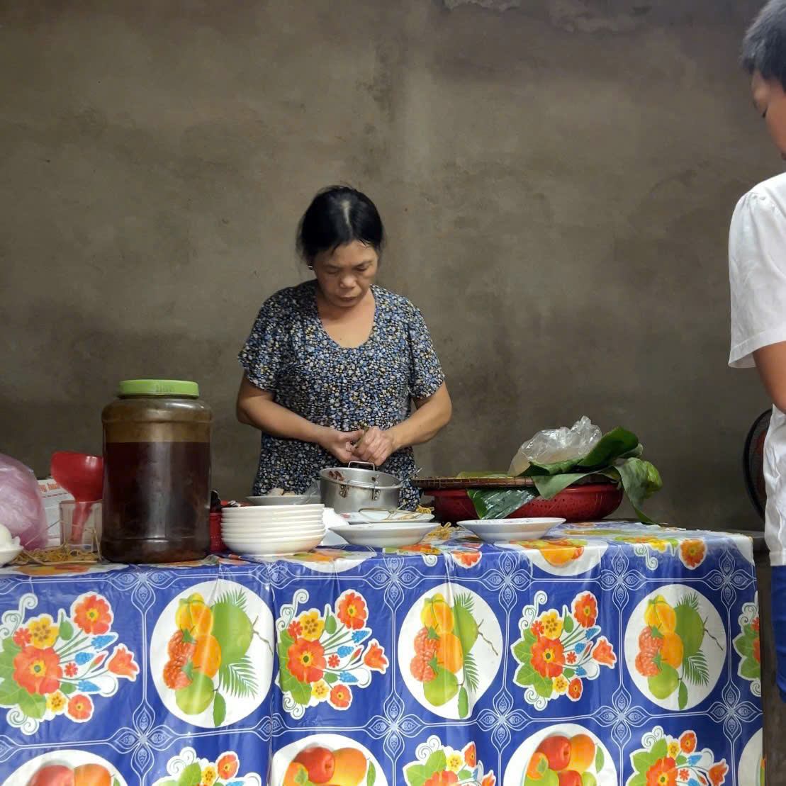 O Lan - chủ quán bánh ướt hơn 30 năm ở Huế. Ảnh: Nhật Mai