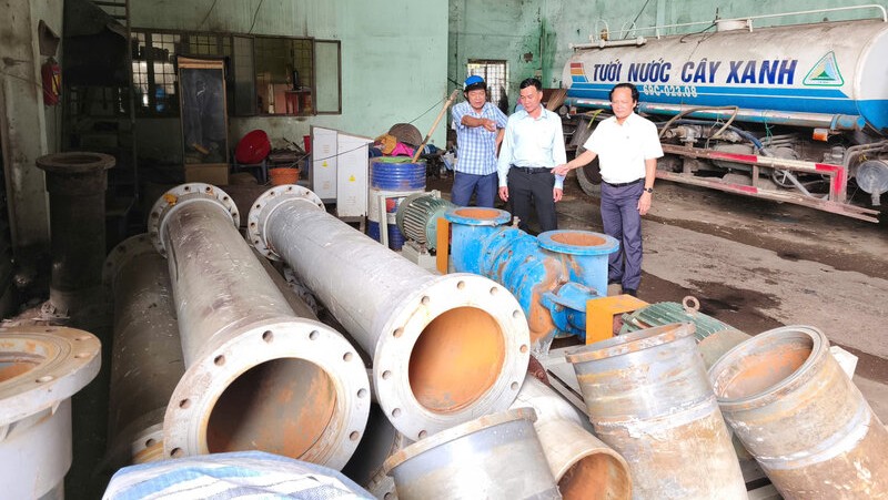 Các đơn vị liên quan tập kết vật tư chuẩn bị bơm nước từ hố rác chôn để có thể tiếp tục chôn rác tiếp. Ảnh: Nhật Hồ