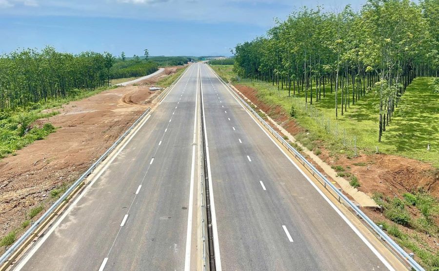 Cao tốc Vạn Ninh - Cam Lộ đã hoàn thành tuyến chính. Ảnh: Hàn Nguyên