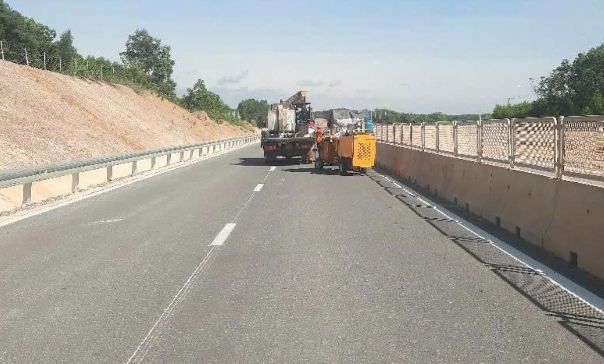 Hoàn tất các hạng mục trên tuyến chính cao tốc đoạn Vạn Ninh - Cam Lộ. Ảnh: Hàn Nguyên