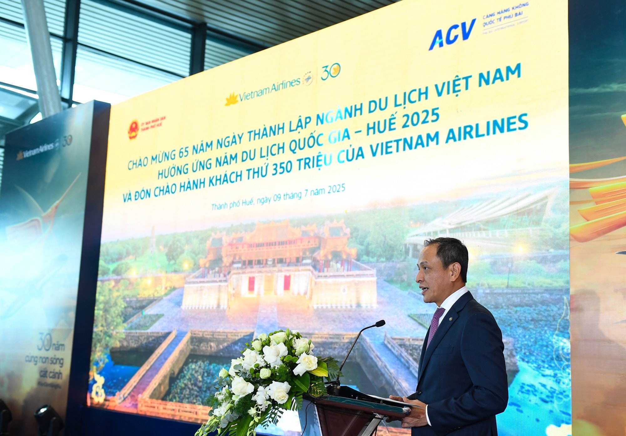 10. TGĐ Vietnam Airlines Lê Hồng Hà phát biểu tại sự kiện_. TGĐ Vietnam Airlines Lê Hồng Hà phát biểu tại sự kiện_