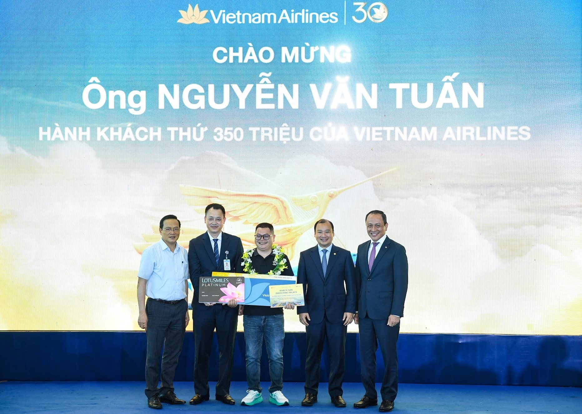 11. Thứ trưởng Bộ VHTTDL Lê Hải Bình; TGĐ Vietnam Airlines Lê Hồng Hà trao cho hành khách thứ 350 triệu thẻ Bông Sen Vàng hạng Bạch Kim, 02 vé khứ hồi nội địa hạng Thương gia và quà lưu niệm