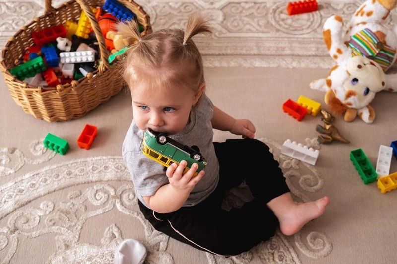 Các nhà nghiên cứu tìm thấy 96 hóa chất ở trẻ mới biết đi—nhiều loại không được kiểm soát, tất cả đều được hấp thụ qua cuộc sống hàng ngày.