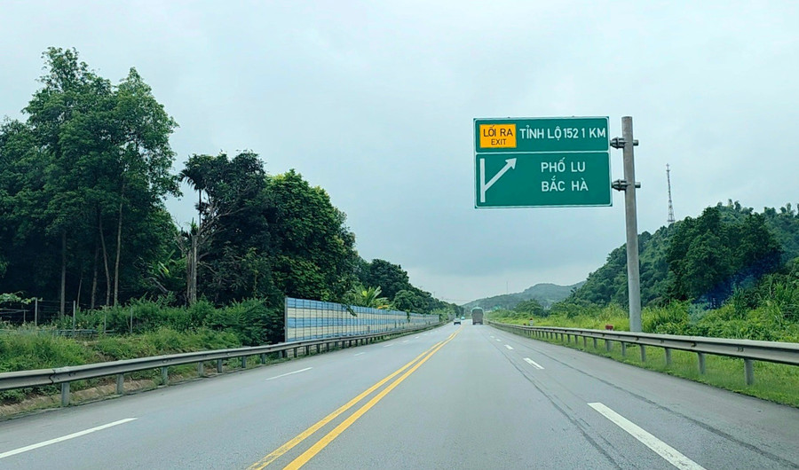 Cao tốc Nội Bài - Lào Cai có hơn 100km chỉ có 2 làn xe chạy, không có dải phân cách cứng, tốc độ giới hạn chỉ 80km/h.