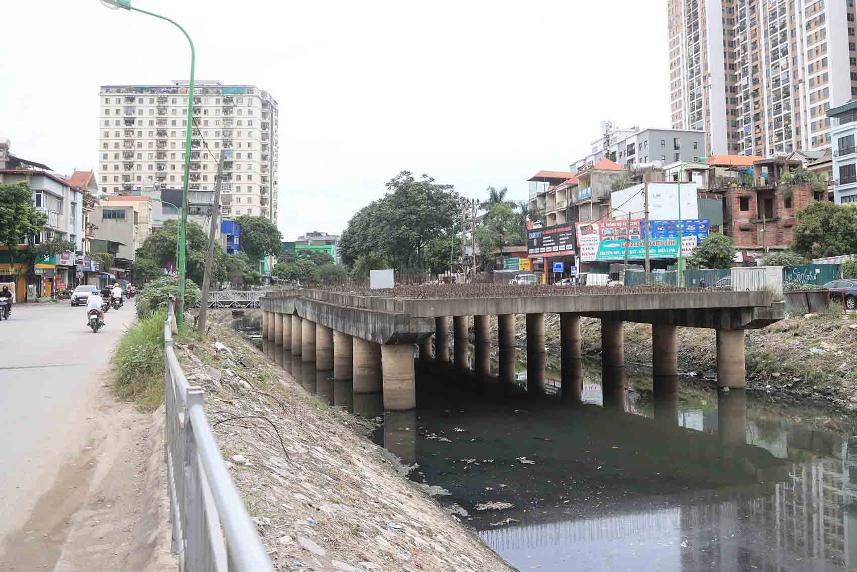 Cầu L3 qua sông Lừ đã tổ chức thi công 20 cọc khoan nhồi, toàn bộ trụ cầu và đúc toàn bộ dầm, tạm dừng từ năm 2019 đến nay. Ảnh: Sóng Hữu