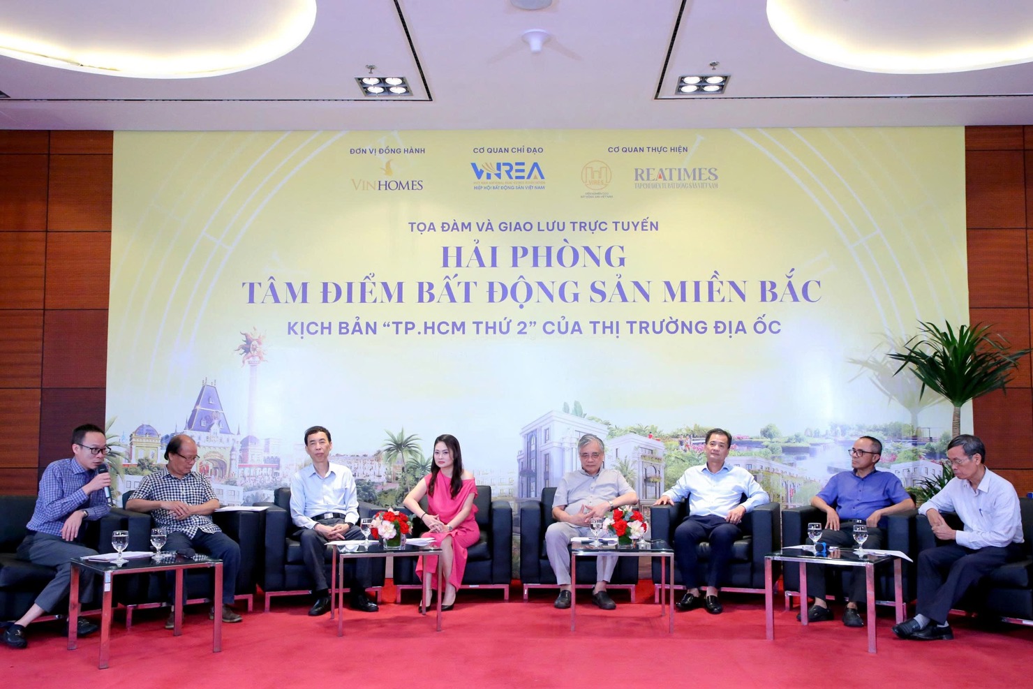 Các chuyên gia thảo luận tại Toạ đàm.