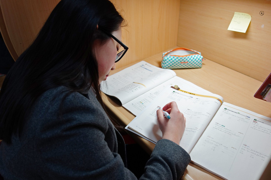 Tại một trong những quận giàu có nhất của Seoul, trẻ em bốn tuổi được rèn luyện để viết bài luận tiếng Anh gồm năm đoạn văn trong 15 phút. Ảnh: INT hieu-ung-domino-tai-han-quoc-1-3564.jpg