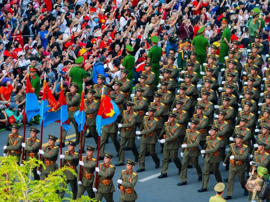 Bộ ảnh lễ diễu binh, diễu hành ngày 30/4 của Bùi Quốc Hoàng, Trường Đại học Khoa học xã hội và Nhân văn (Đại học Quốc gia TPHCM) được chia sẻ, lan tỏa mạnh mẽ trên mạng xã hội. Ảnh: HCMUSSH gen-z-thap-sang-long-yeu-nuoc-tren-mang-xa-hoi-1.jpg