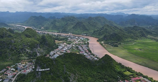 Nước sông Son ở Phong Nha - Kẻ Bàng đục ngầu giữa mùa hè