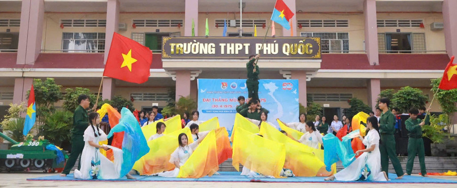 Học sinh Trường THPT Phú Quốc (Kiên Giang) quay video lan tỏa tinh thần yêu nước nhân dịp lễ 30/4 năm nay. Ảnh: NTCC gen-z-thap-sang-long-yeu-nuoc-tren-mang-xa-hoi-2.jpg