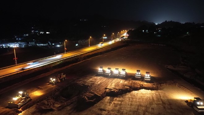 Thi công đêm trên tuyến cao tốc. Ảnh: Khánh Linh