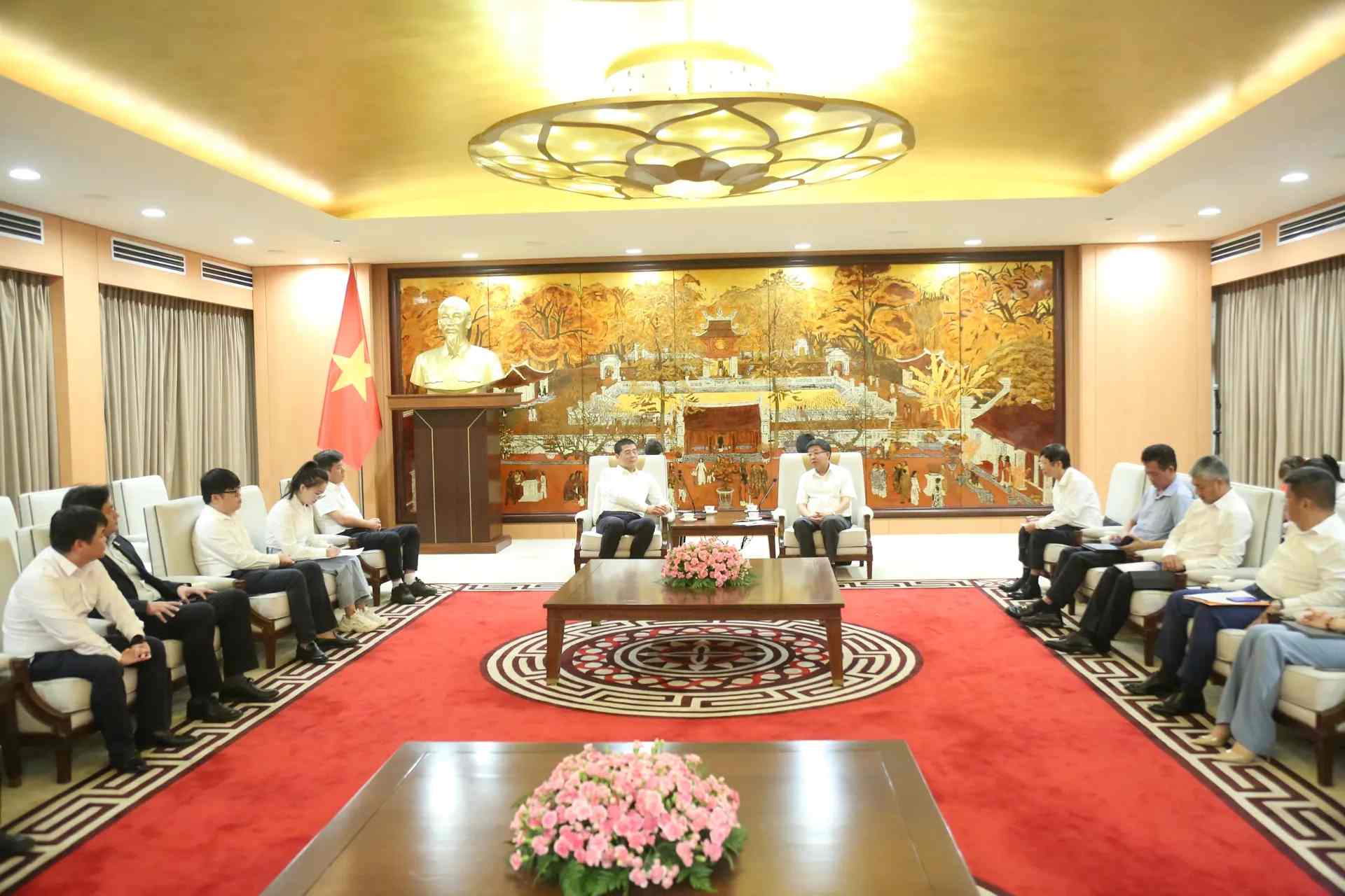 Phó Chủ tịch UBND TP Hà Nội Dương Đức Tuấn làm việc với đoàn công tác Công ty Hoa Nam, Trung Quốc. Ảnh: Phạm Công