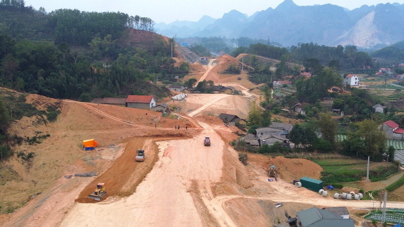 Những “ngôi nhà giữa đường” trên cao tốc 11.000 tỉ đồng vùng biên xứ Lạng. Ảnh: Khánh Linh