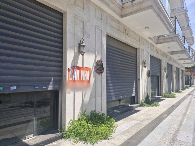 Hàng loạt căn nhà phố trên đường Mê Linh (TP Đà Nẵng) đang treo biển cho thuê, rao bán. Ảnh: Thu Giang