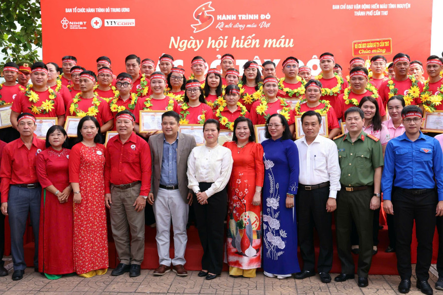 Cần Thơ tôn vinh 44 cá nhân và hộ gia đình có thành tích xuất sắc trong phong trào hiến máu. hanh-trinh-do.jpg