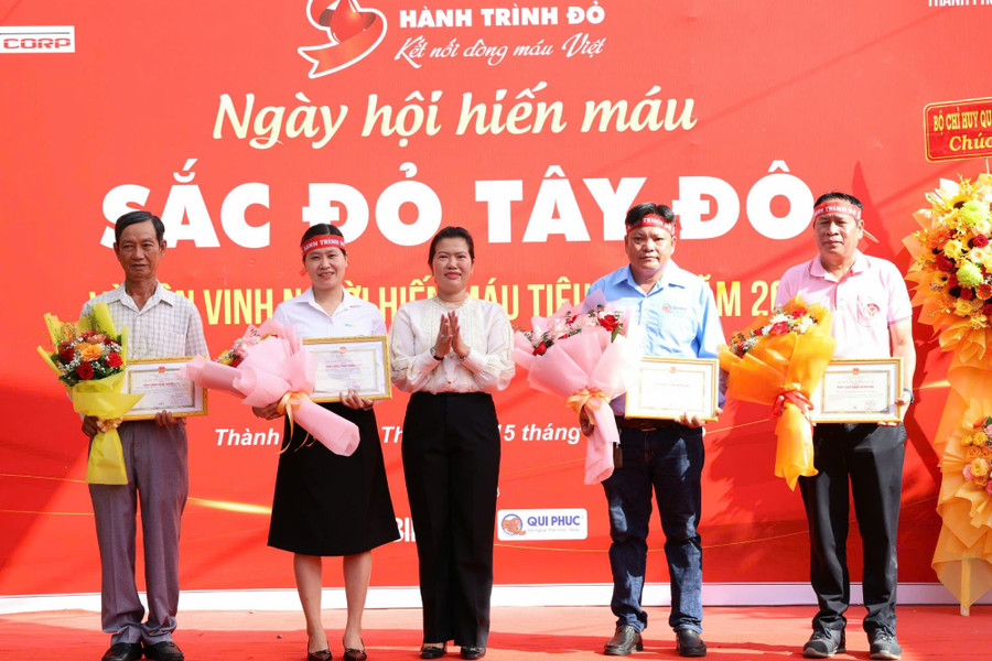 Lễ Tôn vinh người hiến máu tiêu biểu năm 2025 tại TP Cần Thơ.