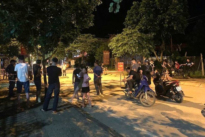 Sơn La: Xuất hiện hố sụt lún lớn sát mép đường ở Mộc Châu