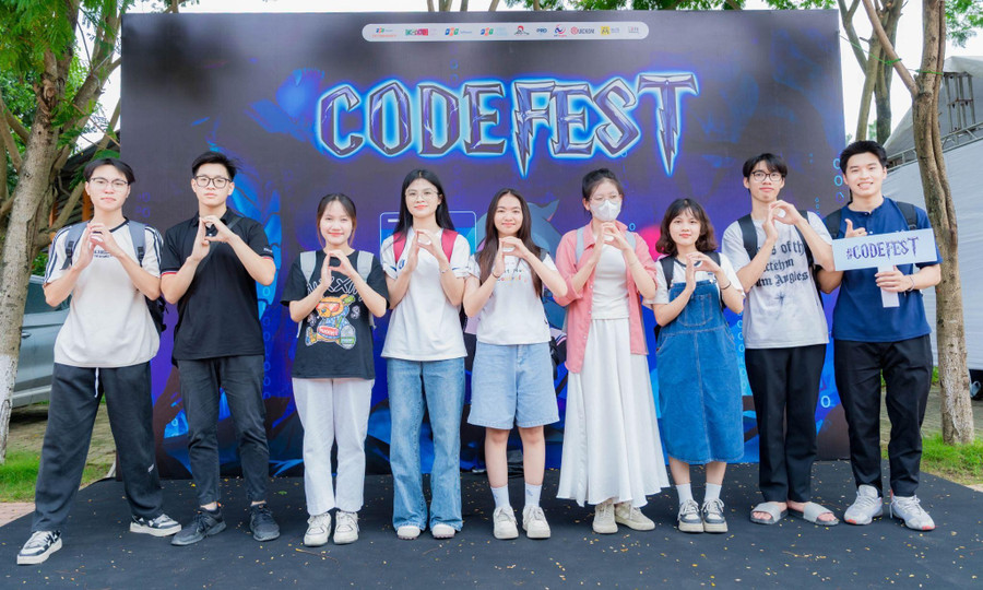 Hai đội thi đến từ Học viện Công nghệ Bưu chính Viễn thông. image003.jpg