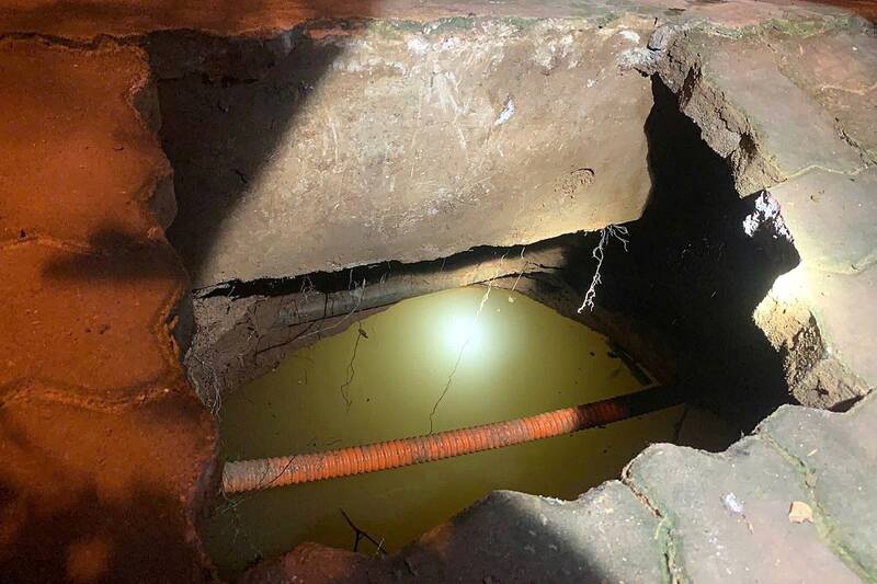 Miệng hố sụt lún tuyến đường thuộc khu phố Na Áng, bản Áng, phường Mộc Sơn, tỉnh Sơn La. Ảnh: Trường Sơn