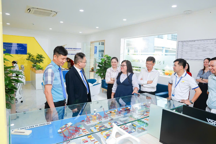 Giảng viên và khách mời tham quan Phòng thực hành Logistics và Quản lý chuỗi cung ứng. 22a96ea36a2edc70853f.jpg