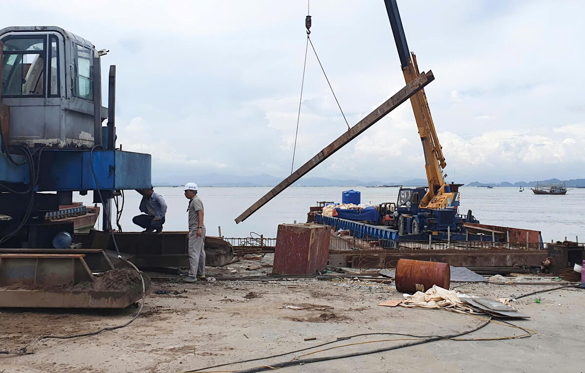 Việc thi công chịu ảnh hưởng bởi thủy triều. Ảnh: Phan Anh