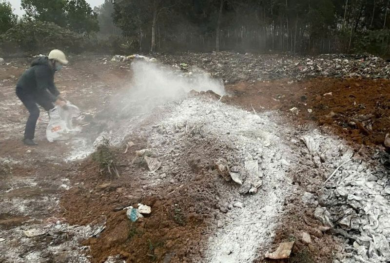 Lực lượng chức năng tiến hành tiêu hủy, khử trùng nhằm phòng, chống dịch tả lợn Châu Phi. Ảnh: Minh Hoàng