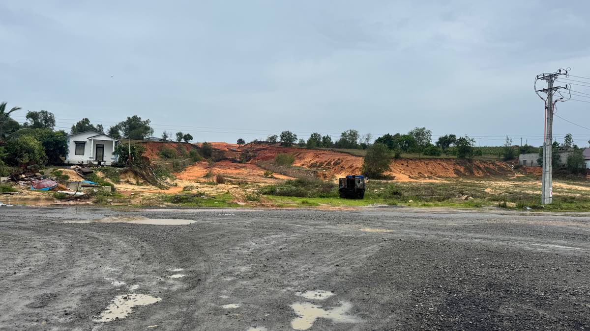 Vị trí bị vướng mỏ titan ảnh hưởng đến tiến độ. Ảnh: Duy Tuấn