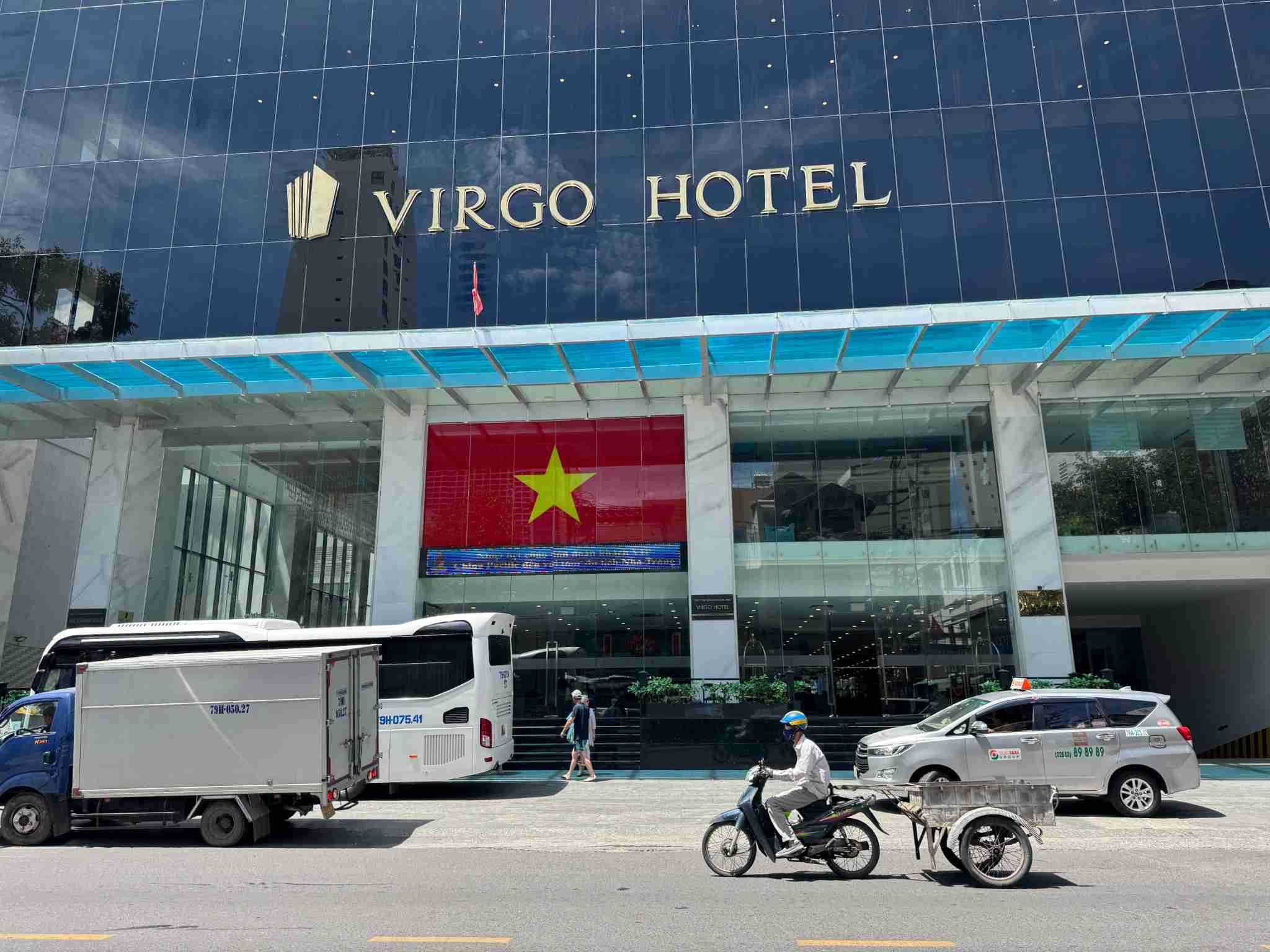 Khách sạn Virgo Hotel nằm trên trục đường Nguyễn Thị Minh Khai, thu hút đông đảo khách du lịch. Ảnh: Hữu Long